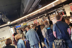 έλεγχος διαβατηρίων στο ανακαινισμένο αεροδρόμιο