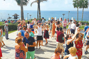 Κάθε εθνικότητα έχει και τα χούγια της