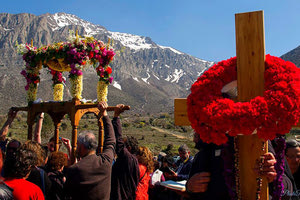 Περιφορά Επιταφίου στο ξωκλήσι του Αγίου Πνεύματος στο Λιμνάκαρο