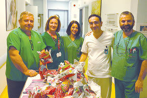 ΠΑΓΝΗ: Λαμπάδες και αυγά στους μικρούς ασθενείς