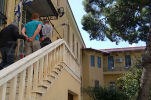 Αποτάχθηκαν οι Γερμανοί που κατέβασαν τη σημαία μας