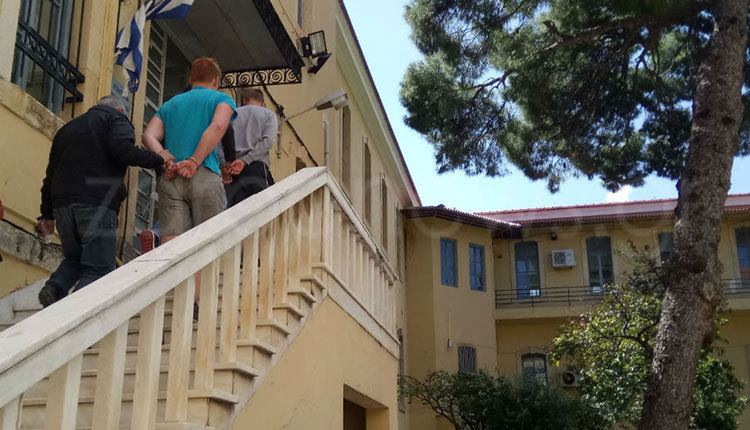 Αποτάχθηκαν οι Γερμανοί που κατέβασαν τη σημαία μας