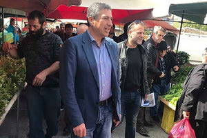 Στη λαϊκή αγορά ο Πέτρος Ινιωτάκης