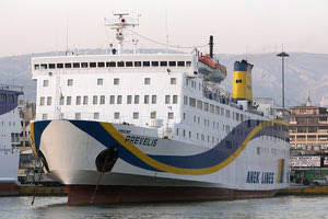 Αλλαγή πλοίου για τα νησιά