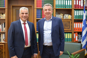 Ο Δημήτρης Ξενάκης με τον Περιφερειάρχη Σταύρο Αρναουτάκη.