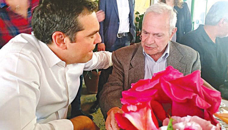 Ο Αλέξης Τσίπρας έμαθε για εκείνον και συναντήθηκε για λίγο με τον πρώην υπουργό και επί πολλά έτη βουλευτή του ΠΑΣΟΚ Μανόλη Παπαστεφανάκη κατά τη διάρκεια της περιοδείας του στην Κρήτη.