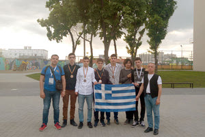 ΜΑΘΗΤΙΚΗ ΟΛΥΜΠΙΑΔΑ: Η ελληνική αποστολή, από αριστερά προς τα δεξιά: Θάνος Μάγκος (αρχηγός), Σπύρος Γαλανόπουλος, Δημήτρης Μελάς, Ευθύμης Ντόκας, Δημήτρης Λώλας, Μηνάς Μαργαρίτης, Επιμενίδης Κουντουράκης, Βαγγέλης Ζώτος (υπαρχηγός).