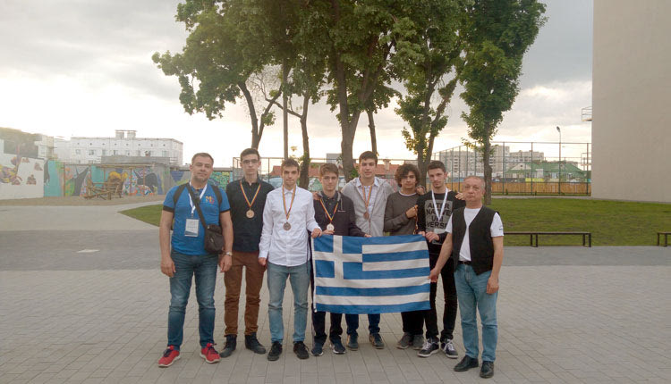 ΜΑΘΗΤΙΚΗ ΟΛΥΜΠΙΑΔΑ: Η ελληνική αποστολή, από αριστερά προς τα δεξιά: Θάνος Μάγκος (αρχηγός), Σπύρος Γαλανόπουλος, Δημήτρης Μελάς, Ευθύμης Ντόκας, Δημήτρης Λώλας, Μηνάς Μαργαρίτης, Επιμενίδης Κουντουράκης, Βαγγέλης Ζώτος (υπαρχηγός).