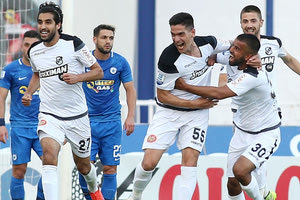 Νέιρα και Σασί που διακρίνονται στους πανηγυρισμούς των παικτών του ΟΦΗ