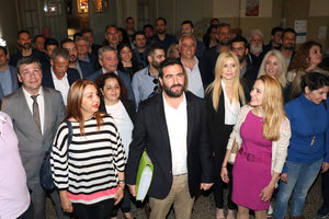 ο υποψήφιος δήμαρχος Γιώργος Σισαμάκης, συνοδευόμενος από υποψήφιους δημοτικούς συμβούλους,  πέρασε την πόρτα του Πρωτοδικείου Ηρακλείου προκειμένου να καταθέσει την δήλωση κατάρτισης συνδυασμού της παράταξης «Ηράκλειο για όλους»