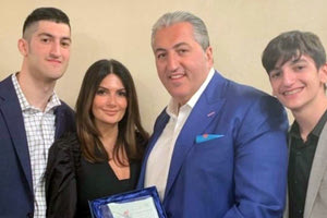 Ο Μιχάλης Μπούσης, ήταν το τιμώμενο πρόσωπο στην Ελληνική Παρέλαση, που διεξήχθη χθες το βράδυ στο Σικάγο, μαζί με τον καθηγητή του MIT Κωνσταντίνο Δασκαλάκη