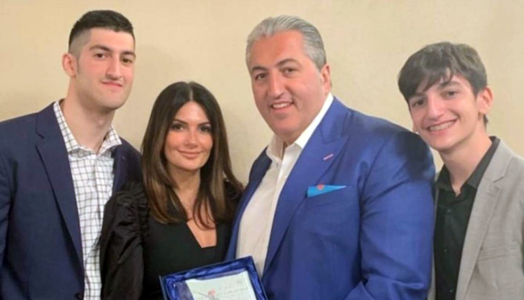 Ο Μιχάλης Μπούσης, ήταν το τιμώμενο πρόσωπο στην Ελληνική Παρέλαση, που διεξήχθη χθες το βράδυ στο Σικάγο, μαζί με τον καθηγητή του MIT Κωνσταντίνο Δασκαλάκη