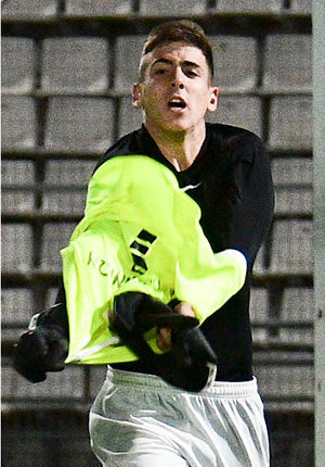 τέσσερις αποκρούσεις πέναλτι έκανε ο Ζαχαράκης, οδηγώντας τη Μικτή των Χανίων στην κορυφή απέναντι στην ομάδα του Ηρακλείου