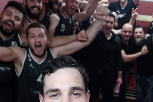 Οι παίχτες του ΟΦΗ πανηγυρίζουν στην Χίο