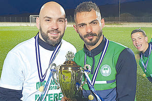 Σήκωσαν την κούπα οι παίκτες του ΟΦΑ