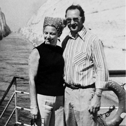 Ο γιος του οδηγού Άλφρεντ Φένσκε με τη σύζυγό του στον Ισθμό της Κορίνθου, σε επίσκεψή του στην Ελλάδα τη δεκαετία του 1970