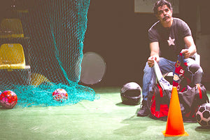 H παράσταση "FOOTBALL- το παιχνίδι της ανθρωπότητας" του Θανάση Τριαρίδη