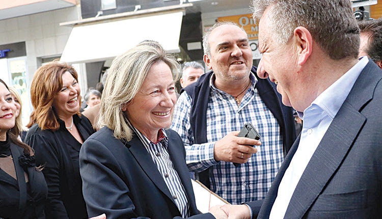 Η Ευαγγελία Σχοιναράκη μόλις έμπαινε στο Πρωτοδικείο Ηρακλείου για την κατάθεση της υποψηφιότητάς της, συναντήθηκε με τον Σταύρο Αρναουτάκη 