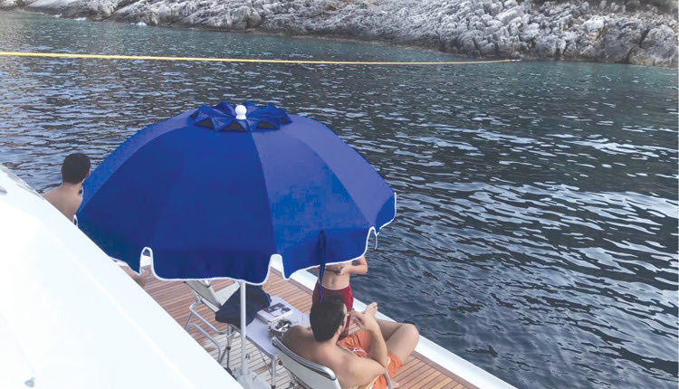 έγιναν πάλι θέμα οι διακοπές του Τσίπρα με το κότερο ενός εφοπλιστή