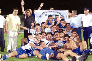 Η ομάδα του 2001 που έφερε στο Ηράκλειο τον πρώτο τίτλο