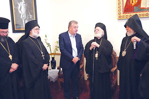 Τον Σεβασμιότατο Αρχιεπίσκοπο Κρήτης κ.κ. Ειρηναίο, και τον περιφερειάρχη Κρήτης Σταύρο Αρναουτάκη τίμησε για τη στήριξή τους στην αρμενική κοινότητα, ο Πατριάρχης Απάντων των Αρμενίων Καρεκίν ΙΙ.