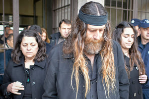 Οι γονείς και η αδελφή του Β. Γιακουμάκη εξερχόμενοι του δικαστηρίου