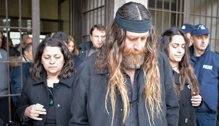 Οι γονείς και η αδελφή του Β. Γιακουμάκη εξερχόμενοι του δικαστηρίου