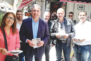 στο κέντρο της πόλης είχε χθες ο υποψήφιος δήμαρχος Ηρακλείου Πέτρος Ινιωτάκης, συνοδευόμενος από υποψήφιους δημοτικούς συμβούλους και φίλους της «Συν+ΠΡΑΞΗΣ ΔΗΜΟΤΩΝ» και της «Άμεσης Δημοκρατίας».