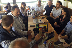 με τους επιχειρηματίες και εμπόρους του ιστορικού κέντρου ο υποψήφιος δήμαρχος και επικεφαλής της Δημοτικής Κίνησης «ΗΡΑΚΛΕΙΟ 3.7.5»  κ. Γιάννης Κουράκης