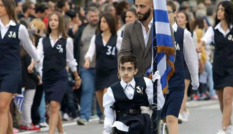 Ο Κωνσταντίνος Κριτζάς, ο σημαιοφόρος του 3ου Λυκείου Ηρακλείου που είχε συγκινήσει όλη την χώρα με το παράδειγμά του