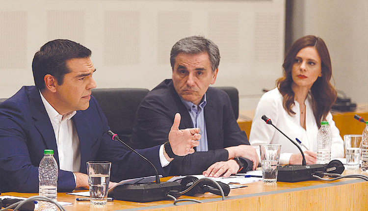 Ο πρωθυπουργός με το οικονομικό επιτελείο παρουσίασε τα μέτρα 