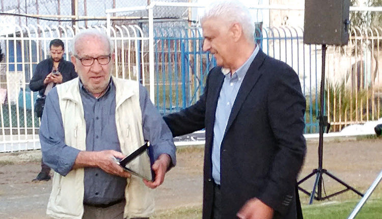 Ο πρόεδρος του Ηροδότου κ. Παναγιωτάκης δίνει στον Αντώνη Σκουρέλο την πλακέτα για τον πατέρα του Δημήτρη.