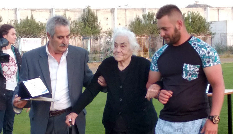 Η Ιωνία Σφακιανάκη που πήρε το βραβείο για τον πατέρα της Ελευθεριάδη.