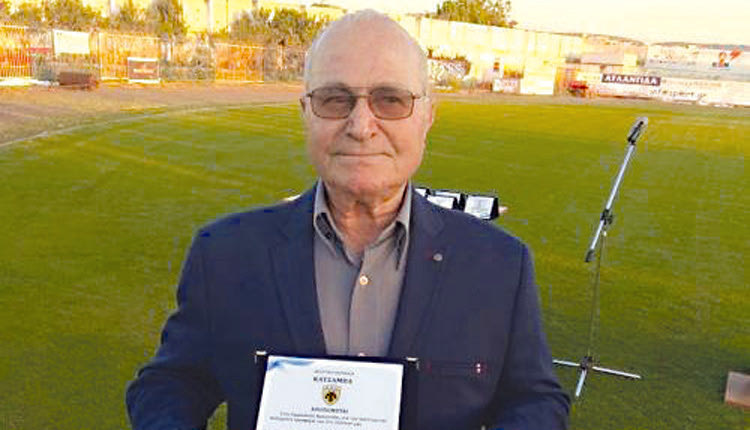 Ο εκ των ιδρυτών της ΑΕ Κατσαμπά κ. Φραγκιαδής κατά την βράβευσή του.