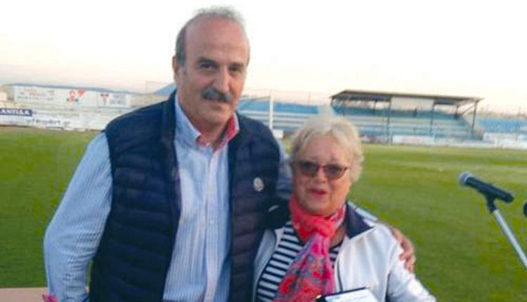 Ο κ. Τζώρτζογλου βράβευσε τη Βασιλική Μουζουράκη, κόρη του Απόστολου