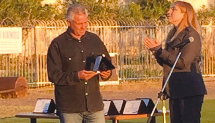 Ο κ. Συνάνης παίρνει το βραβείο για τον ιδρυτή του ΠΟΑ Βασίλη Σαμψών.