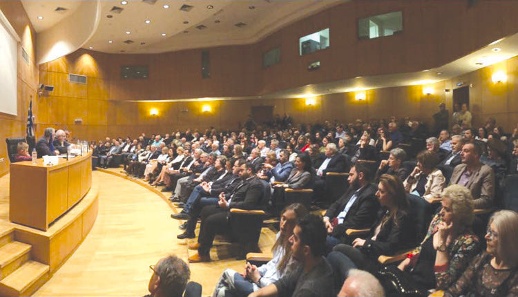 Πλήθος κόσμους ήταν χθες στην  παρουσίαση του βιβλίου του γιατρού Νίκου Κ. Κεφαλογιάννη με τίτλο “Οδύσσεια μιας γλυκιάς ζωής”