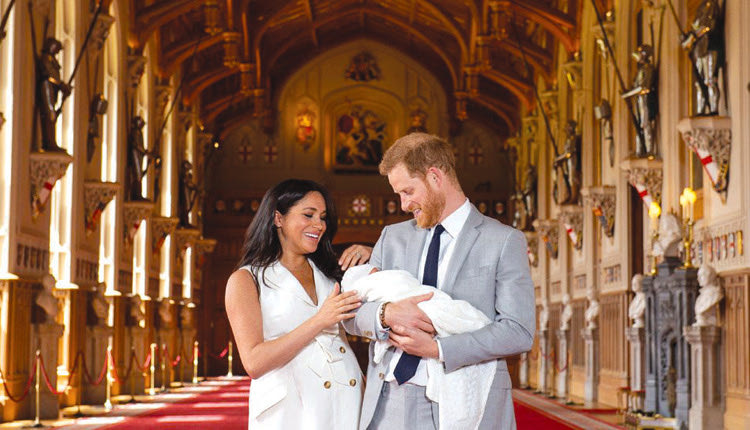 Ο δούκας και η δούκισσα του Σάσεξ, Χάρι και Μέγκαν εμφανίστηκαν για πρώτη φορά στην κάμερα μαζί με το νεογέννητο που θα ονομαστεί τελικά Άρτσι
