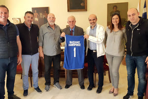 Η διοίκηση των Βετεράνων Καλαθοσφαίρισης Ηρακλείου (Σ.ΒΕ.Κ.Η) στη συνάντηση με τον δήμαρχο Ηρακλείου