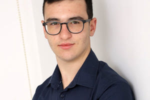   Ο νεαρός πολλά υποσχόμενος πιανίστας Κωνσταντίνος Κατσούλης