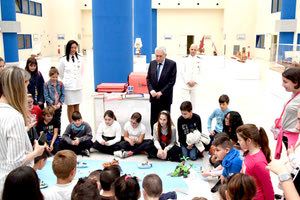 Οι μαθητές ενημερώνονται για τα θαλάσσια ατυχήματα από το Κεντρικό λιμεναρχείο Ηρακλείου.