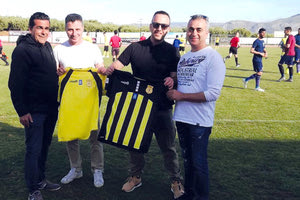 Ο Εργοτέλης ευχαρίστησε για την φιλοξενία την ομάδα των Μοιρών και χάρισε στον πρόεδρο Αδάμη Φανουράκη και στον προπονητή Γιώργο Φινοκαλιώτη από μια φανέλα