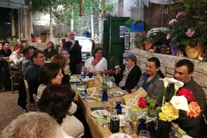 Την γεύση που σου αφήνει η... απιστία δοκίμασαν στην αυλή του Βουρβουλάδικου όσοι παρευρέθηκαν στην παρουσίαση του διηγήματος του Ηρακλειώτη συγγραφέα Στέλιου Βισκαδουράκη με τίτλο “Το πιάτο της απιστίας”.