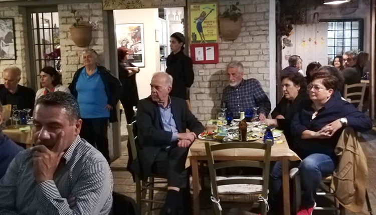 Την γεύση που σου αφήνει η... απιστία δοκίμασαν στην αυλή του Βουρβουλάδικου όσοι παρευρέθηκαν στην παρουσίαση του διηγήματος του Ηρακλειώτη συγγραφέα Στέλιου Βισκαδουράκη με τίτλο “Το πιάτο της απιστίας”.