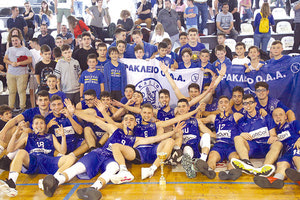 Η ομάδα του «Ηράκλειο» πανηγυρίζει τον τίτλο που κατέκτησε στο κλειστό του ΒΑΚ