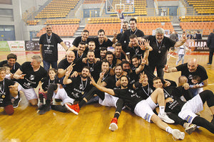 Οι παίκτες του ΟΦΗ πανηγύρισαν με την ψυχή τους την άνοδο στη Β’ Εθνική μπάσκετ