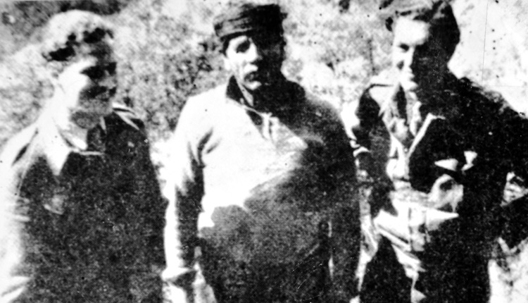 Πάτρικ Λη Φέρμορ, Αναστάσης Μπουτζαλής και Στάνλεϋ Μος στη μάντρα του Σηφογιάννη, ανήμερα του Πάσχα 1944, λίγο πριν την απαγωγή του Στρατηγού Κράιπε