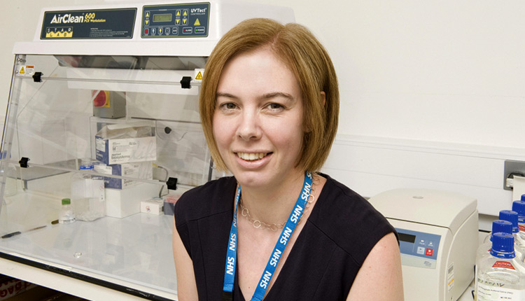 Η Dr. Anna Minchom, ογκολόγος στο νοσοκομείο Royal Marsden του Λονδίνου και στο Ινστιτούτο Έρευνας του Καρκίνου