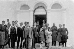 ΦΩΤΟ ΗΜΕΡΑΣ: Έξω από την εκκλησία