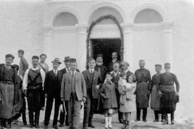 ΦΩΤΟ ΗΜΕΡΑΣ: Έξω από την εκκλησία